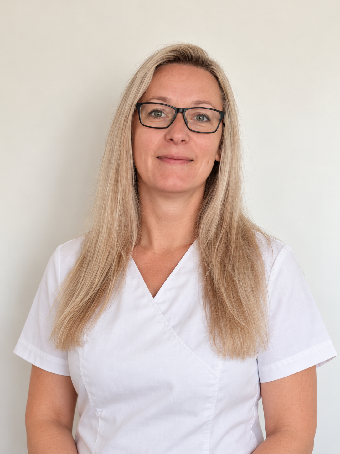 Kateřina Hantková v bílé pracovní tunice